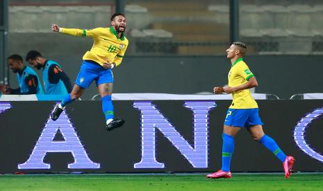  Selebrasi striker Brasil Neymar (kiri), seusai menjebol gawang Peru, Rabu (14/10).