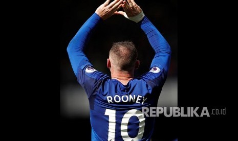 Selebrasi striker Everton Wayne Rooney saat mencetak gol ke gawang Stoke City pada pertandingan Liga Primer Inggris di London, Sabtu (12/8). 