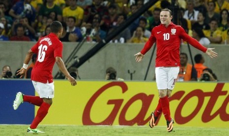 Selebrasi striker Inggris Wayne Rooney usai membobol gawang Brasil di Stadion Maracana.