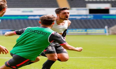 Selebrasi striker Leeds United Pablo Hernandez setelah menjebol gawang Seansea City, Ahad (12/7).