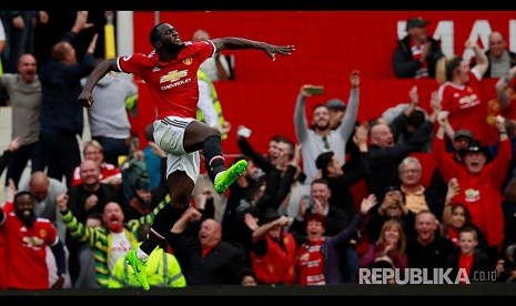 Selebrasi striker Manchester United Romelu Lukaku pada pertandingan Liga Inggris antara Manchester United vs Everton di Stadion Old Traford, Ahad (17/9).