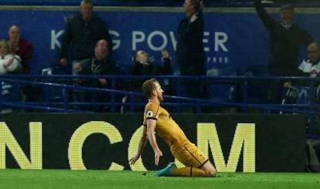 Selebrasi striker Tottenham Hotspur, Harry Kane seusai menjebol gawang Leicester City pada laga Liga Primer di Stadion King Power, Jumat (19/5) dini hari WIB. Kane menjadi top skorer dengan 26 gol.