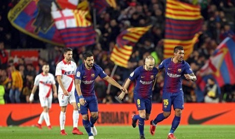 Selebrasi tiga pemain Barcelona setelah mencetak gol ke gawang Alaves, Senin (29/1) dini hari WIB.