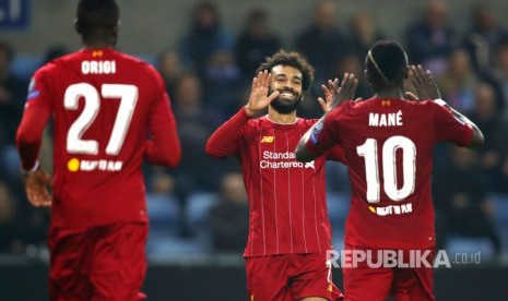 Selebrasi tim Liverpool setelah Mohamed Salah mencetak gol pada laga Champions League grup E antara Genk melawan Liverpool di Stadion KRC Genk Arena di Genk, Belgia, Kamis (24/10) dinihari. 