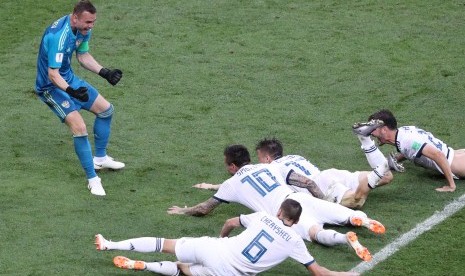 Selebrasi tim Rusia usai berhasil melaju ke perempat final dengan memenangkan adu penalti dengan Spanyol, Pila Dunia 2018.