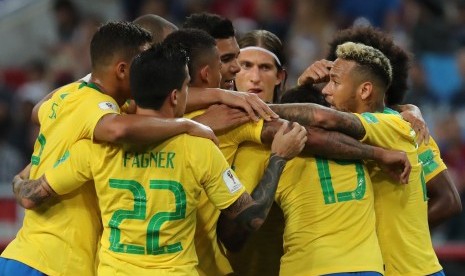 Selebrasi timnas Brasil usai menjebol gawang Serbia di partai terakhir penyisihan grup Piala Dunia 2018