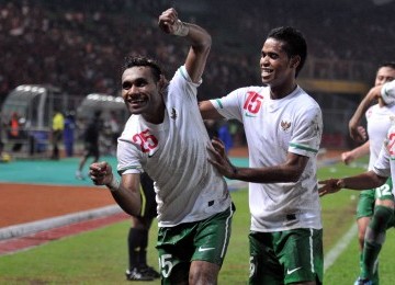 Selebrasi Titus Bonai usai menjebol gawang Vietnam pada laga semi final sepak bola SEA Games 2011, Minggu, (19/11). (Republika/Wihdan Hidayat)