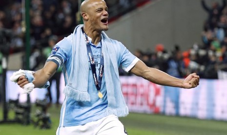  Selebrasi Vincent Kompany usai membawa Manchester City merebut juara Piala Liga 