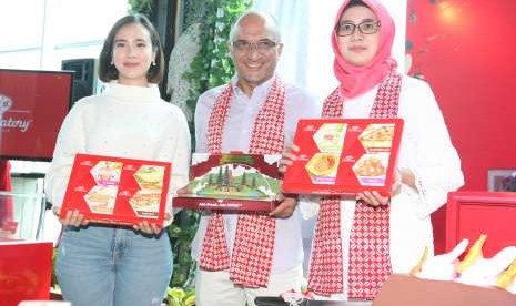 Selebritas pencinta cokelat dan juga penggemar KITKAT Pamela Bowie (kiri), Presiden Direktur PT Nestlé Indonesia Dharnesh Gordhon (tengah), dan Brand Manager Chocolate PT Nestlé Indonesia Prima Nestiti Paramita (kanan) berfoto bersama dalam acara Jumpa Pers KITKAT Chocolatory Pop-Up Store.