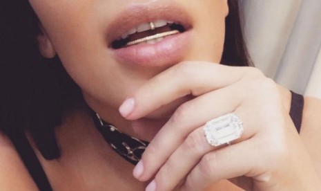 Selebriti Kim Kardashian pamer cincin berlian di Instagram empat hari sebelum dirampok.