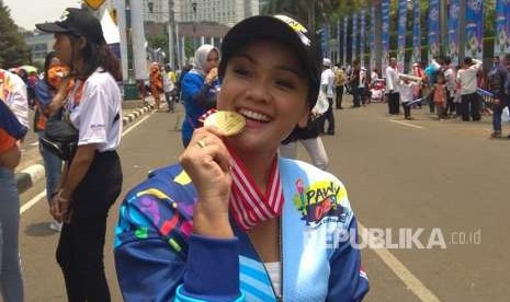 Selebriti Nirina Zubir, duta Obor Asian Para Games 2018, yang ikut dalam pawai obor Asian Para Games Ahad (30/9) di Jakarta.