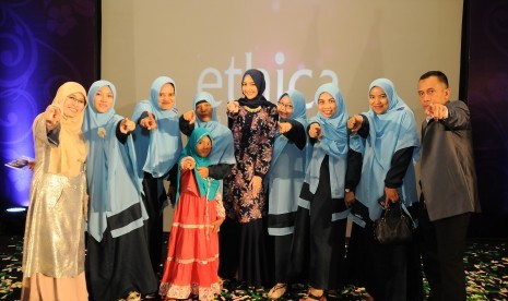 Selebriti Ririn Dwi Ariyanti (tengah) bersama peserta Forum Kemitraan Nasional Ethica 2016.  