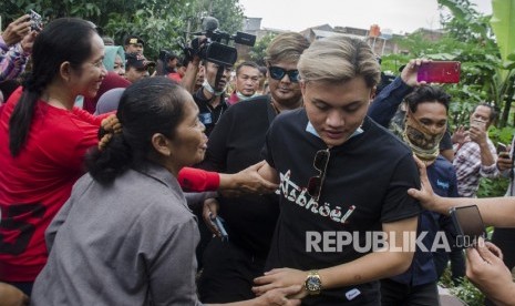 Rizky Febian (kanan) bersalaman dengan warga saat proses pembongkaran dan autopsi jenazah ibundanya, Lina Jubaedah di tempat pemakaman keluarga Sekelimus, Bandung, Jawa Barat, Kamis (9/1/2020). Satreskrim Polrestabes Bandung telah memeriksa 11 saksi terkait laporan Rizky Febian.