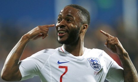 Selebrsi gol Raheem Sterling seusai menjebol gawang Montenegro.