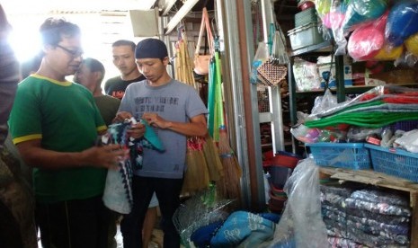 Selembar keset berisikan lembaran Al-Quran kembali ditemukan di Pasar Prambanan Kabupaten Sleman, Senin (28/11). Barang tersebut ditemukan saat sidak oleh anggota Pemuda Muhammadiyah, bersama dengan Camat Prambanan, dan Polsek Prambanan.