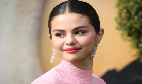 Penyanyi Selena Gomez memiliki bekas luka transplantasi ginjal. 