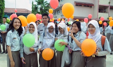 Selesai melaksanakan ujian nasional (UN) 2015 pada hari terakhir, Rabu (15/4). (Republika/Maspril Aries).