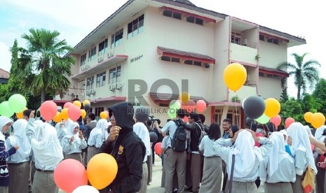 Selesai melaksanakan ujian nasional (UN) 2015 pada hari terakhir, Rabu (15/4). (Republika/Maspril Aries).