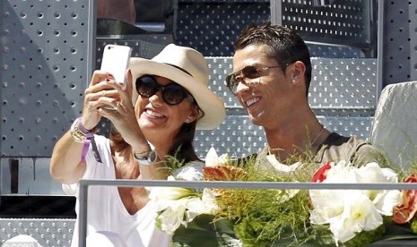 Selfie Cristiano Ronaldo dengan fans