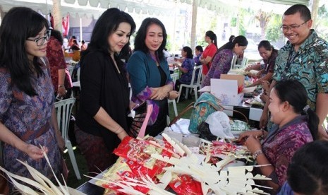 Selly D. Mantra (Blazer Hitam) Istri Walikota Denpasar didampingi oleh Ketua Wanita Hindu Dharma, Bintang Puspayoga (Juga Istri Menteri Koperasi & UMKM) dan  Arif Pujianto Regional Head Garuda Food Group (Batik Hijau), meninjau hasil karya komunitas Ibu-Ib