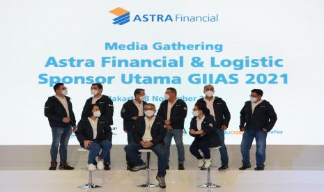 Seluruh jajaran direksi yang hadir pada acara Media Gathering Astra Financial & Logistic (AFL) melakukan kegiatan ngobrol asik sesusai acara berlangsung CMO AstraPay, Reny Futsy Yama (depan paling kiri), Direktur PT Sedaya Multi Investama-AFL, Handoko Liem (depan tengah), CPO Astra Life, Sri Agung Handayani (depan paling kanan), CMO Maucash, Indra Suryawan (belakang paling kiri), CMSO TAF, Wisnu Kusumawardhana (belakang kedua dari kiri), CMO ACC, Tan Chian Hok (belakang ketiga dari kiri), CMO Asuransi Astra (belakang ketiga dari kanan), CMO FIFGROUP, Antony Sastro Jopoetro (belakang kedua dari kanan), dan GFC Leader Communication & ESR AFL, Yulian Warman (belakang paling kanan).