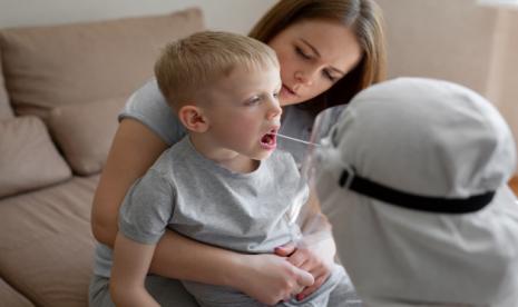 Pakar sebut anak-anak sangat efektif dalam menularkan virus Covid-19 varian baru.