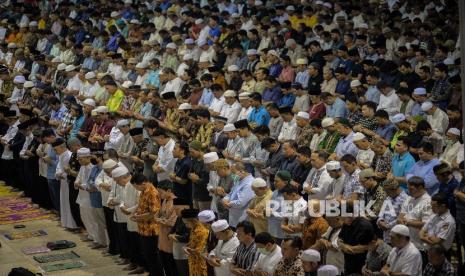 Pahala sholat jamaah di masjid sangatlah besar. Ilustrasi sholat jamaah di masjid 