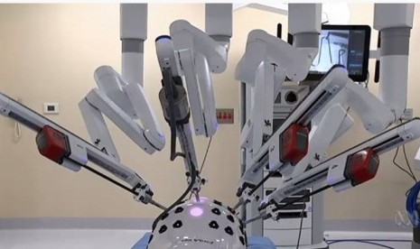 Semakin banyak dokter ahli bedah yang akan dilatih menggunakan robot di meja operasi. 