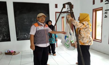 Semangat kader posyandu dan Relawan Rumah Zakat melayani masyarakat.