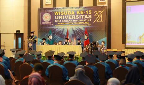 Semarak kemeriahan pagelaran wisuda Universitas BSI (Bina Sarana Informatika) kampus Tasikmalaya ke–15 disambut suka cita oleh seluruh wisudawan/wati yang hadir di Hotel Santika, Tasikmalaya. 