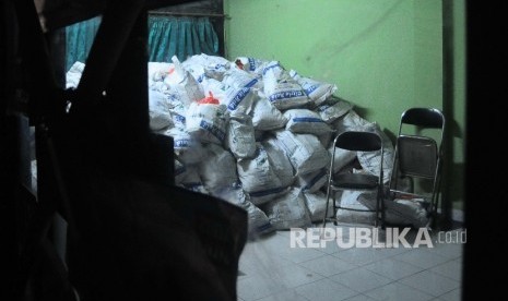 After finding basic needs parcels, the people sealed the branch office of United Development Party (DPC PPP) in Jagakarsa, South Jakarta on Monday.