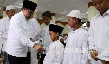  Sembilan anak memimpin pembacaan deklarasi Ikrar Anak-anak Nusantara Cinta Al-quran dan Mengaji, di Jakarta, kamis (5/5).