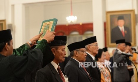 Sembilan anggota Unit Kerja Presiden bidang Pembinaan Ideologi Pancasila (UKP-PIP) melakukan pengambilan sumpah saat pelantikan di Istana Negara, Jakarta, Rabu (7/6). 