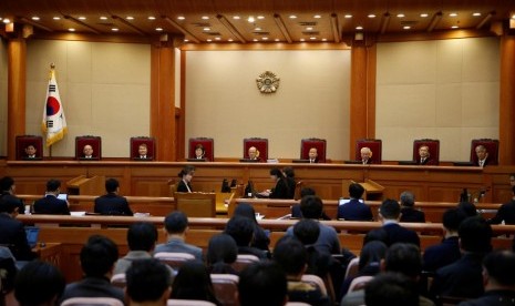 Sembilan hakim Mahkamah Konstitusi Korea Selatan saat sidang pertama pemakzulan Presiden Park Geun-hye di Seoul, Selasa (3/1).