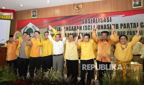  Sembilan orang bakal calon Ketua Umum mengikuti sosialisasi Munaslub kepada para bakal calon Ketua Umum DPP Partai Golkar di kantor DPP Partai Golkar, Jakarta, Senin (2/5). (Republika/Rakhmawaty La'lang)