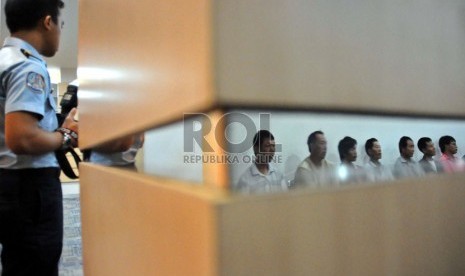 Sembilan warga negara Cina yang tidak memiliki dokumen izin bekerja ditangkap Tim Direktorat Jendral Imigrasi di kantor Imigrasi, Jakarta, Rabu (30/1). (Republika/Tahta Aidilla)