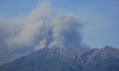 Semburan abu vulkanis Gunung Raung terlihat dari Dusun Sepanas, Desa Redjo Agung, Kecamatan Sumber Wringin, Bondowoso, Jawa Timur, Jumat (10/7). 