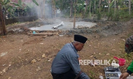 Semburan air panas di Kampung Sindangrasa Desa Cigunung Kecamatan Parungponteng Kabupaten Tasikmalaya