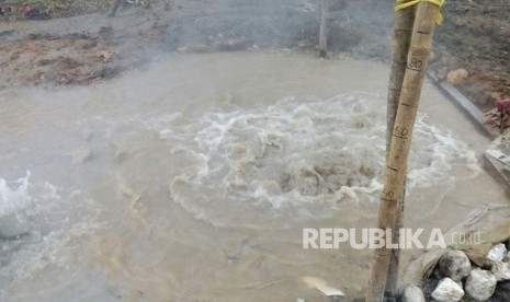 Semburan air panas di Kampung Sindangrasa Desa Cigunung Kecamatan Parungponteng Kabupaten Tasikmalaya, Rabu (25/10). 