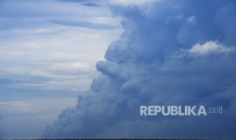 Semburan awan panas Gunung Anak Krakatau terlihat dari kawasan Carita, Pandeglang, Banten, Jumat (28/12/2018).