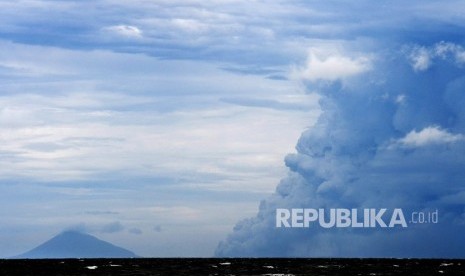 Semburan awan panas Gunung Anak Krakatau terlihat dari kawasan Carita, Pandeglang, Banten, Jumat (28/12/2018). 