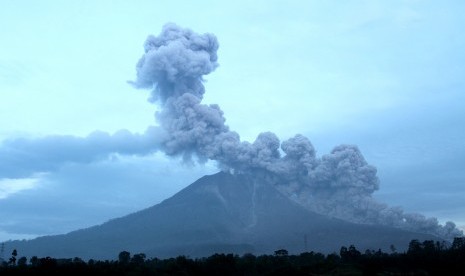 Semburan debu vulkanis gunung Sinabung saat erupsi terlihat dari Desa Tiga Pancur, Karo, Sumatera Utara, Minggu (13/11). 