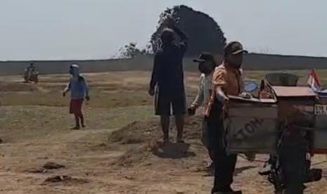 Semburan lumpur panas kawasan Kesongo, di wilayah Desa Gabusan, Kecamatan Jati, Kabupaten Blora, Jawa Tengah mengundang perhatian warga untuk melihat dari dekat, Kamis (27/8).