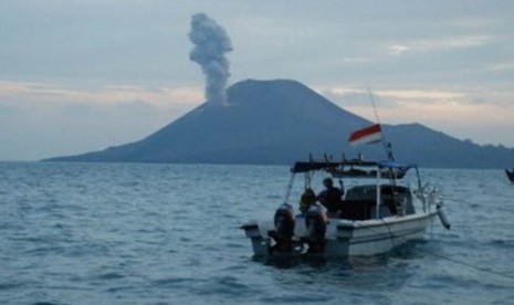 Semburan material panas mengepul dari kawah gunung Anak Krakatau di Selat Sunda. 