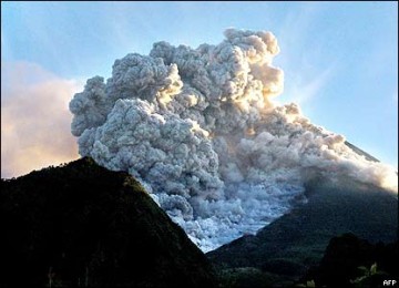 Semburan awan panas Gunung Merapi