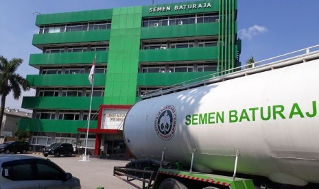 Semen Baturaja. PT Semen Baturaja Tbk (SMBR), menandatangani perjanjian kredit sindikasi sustainability linked loan (SLL) senilai Rp 901,42 miliar dengan empat bank.