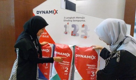 Semen Dynamix yang dipajang pada acara Dynamix Contractor Gathering 2019 di Yogyakarta, Selasa (8/10). 