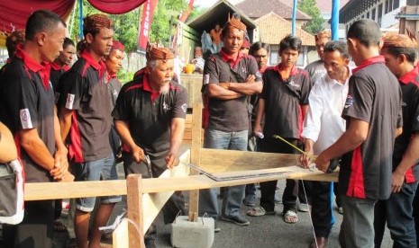 Semen Indonesia menggelar pelatihan dan sertifikasi tukang bagi tenaga kerja di bidang konstruksi.