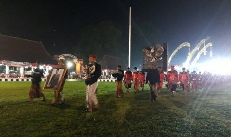 Sementara itu, ribuan warga Kota Blitar memadati alun-alun kota untuk melakukan pawai lampion menuju makam Bung Karno. Pawai tersebut untuk mengiringi Gulungan Lima, Pancasila. Warga mengenakan pakaian adat Jawa dan berbagai macam busana lainnya.  