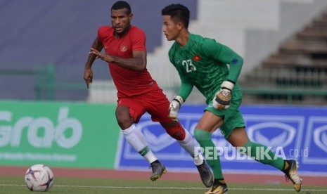 Pemain timnas Indonesia U-22 Marinus Wanewar (kiri).